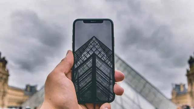 Detalhe de tela de smartphone, ilustrando a apreensão e análise de dispositivos móveis como evidência digital